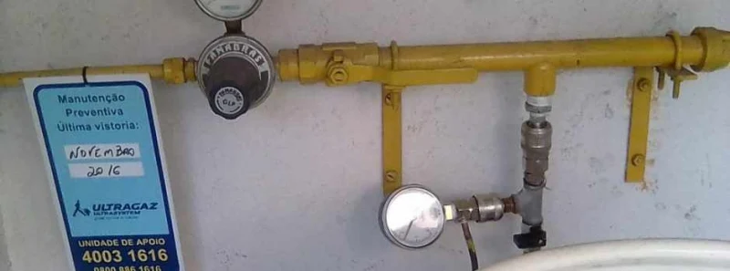 Regulador de pressão de gás com manômetro em instalação predial